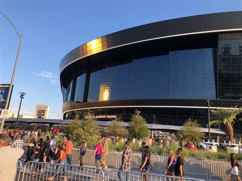 hotel closest to allegiant stadium